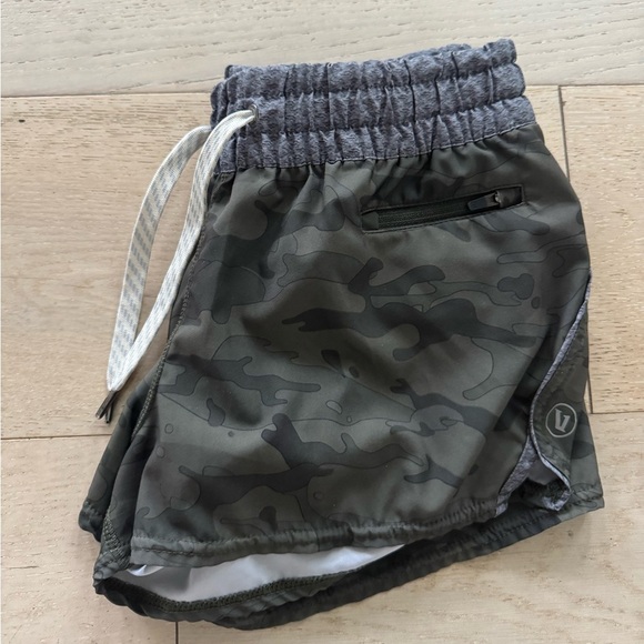 Vuori Clementine Shorts Mid Rise 2" Inseam Camo with Liner Size S - Picture 5 of 8